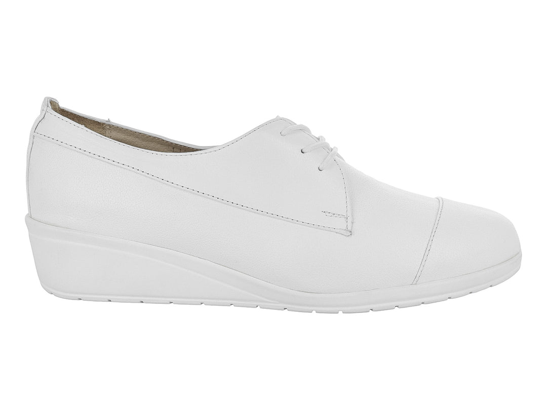 Zapato plano de confort color blanco con cordones y suela gruesa.