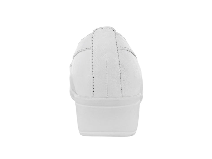 Zapato plano de confort color blanco con cordones y suela gruesa.