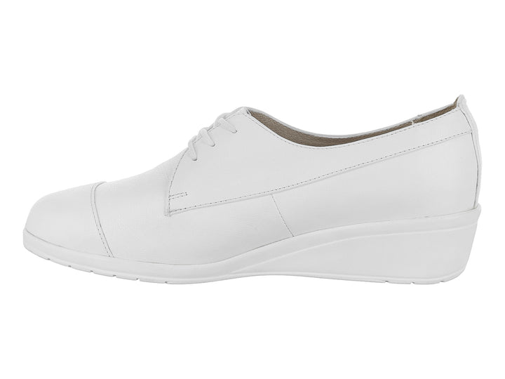 Zapato plano de confort color blanco con cordones y suela gruesa.