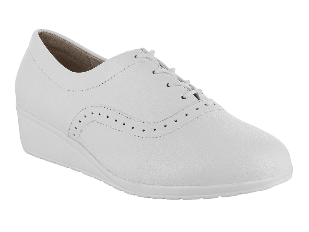 Zapato plano estilo Oxford color blanco con detalles de perforaciones y agujetas.