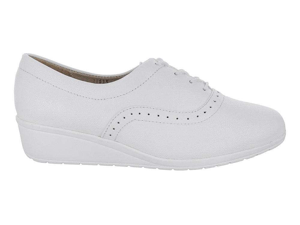 Zapato plano estilo Oxford color blanco con detalles de perforaciones y agujetas.