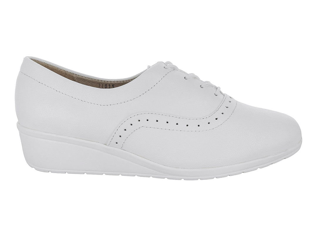 Zapato plano estilo Oxford color blanco con detalles de perforaciones y agujetas.