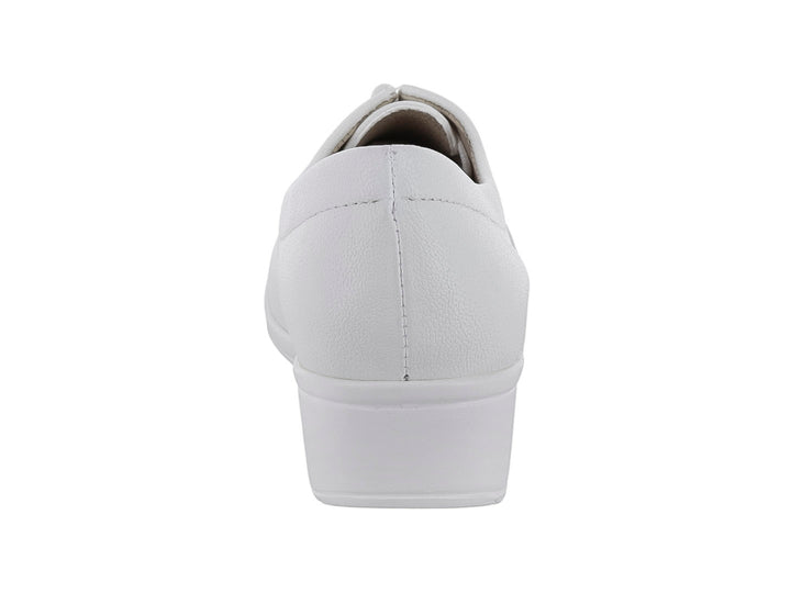 Zapato plano estilo Oxford color blanco con detalles de perforaciones y agujetas.