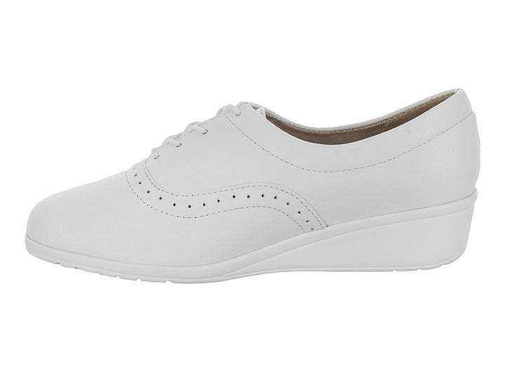 Zapato plano estilo Oxford color blanco con detalles de perforaciones y agujetas.