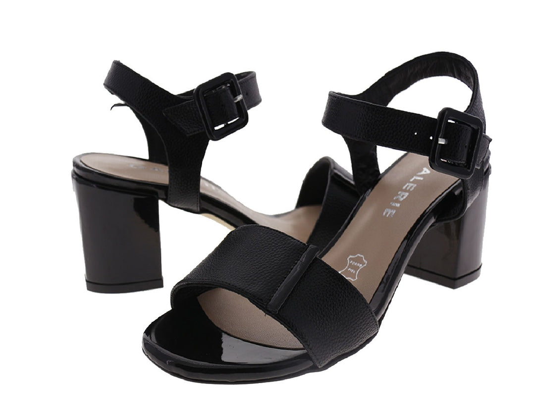 Sandalias negras de piel charol con tacón cuadrado y correa ajustable con hebilla.