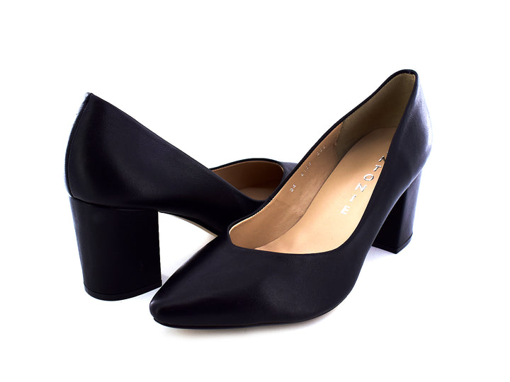 Par de zapatos de tacón grueso en piel color negro con punta redondeada y plantilla beige.