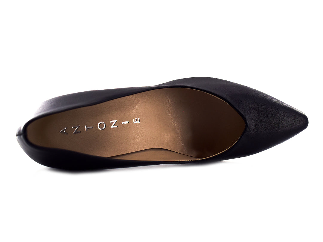 Par de zapatos de tacón grueso en piel color negro con punta redondeada y plantilla beige.