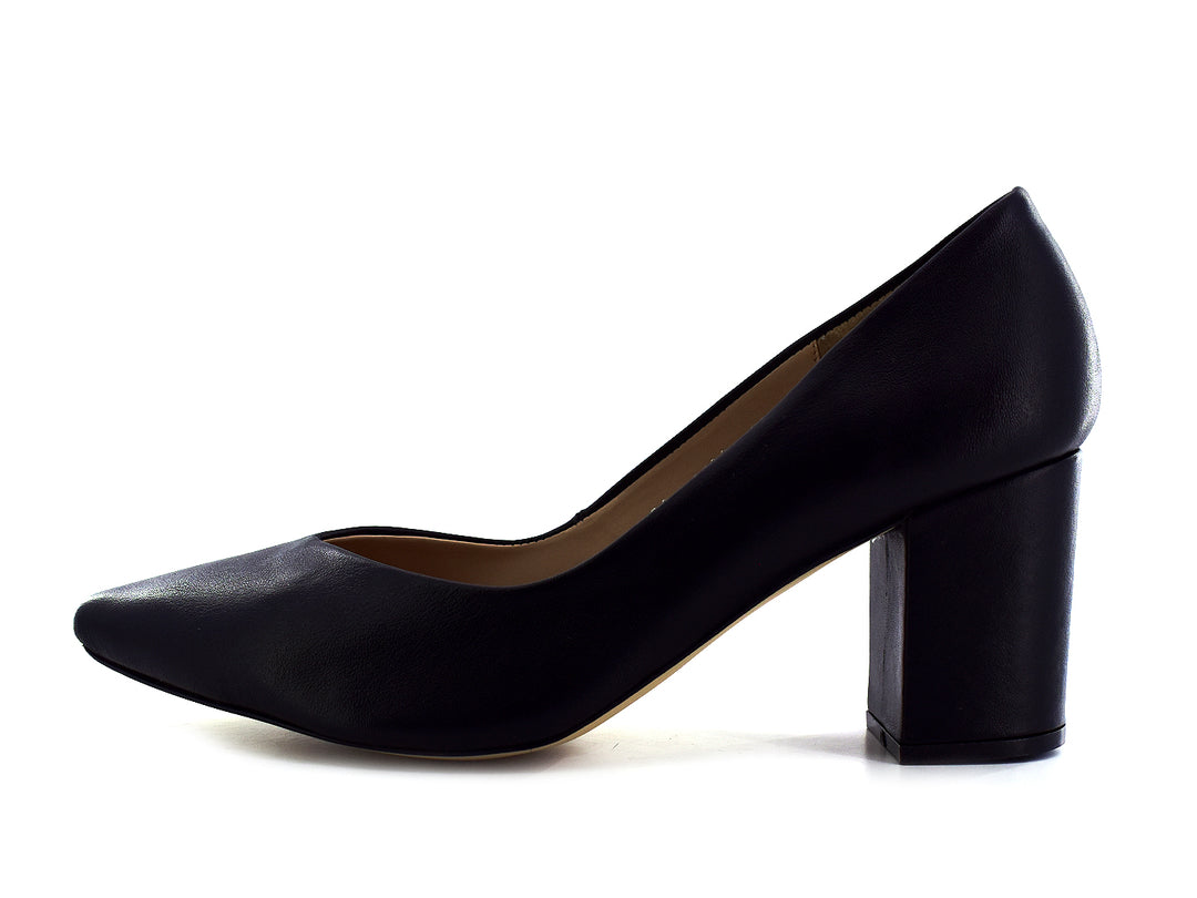 Par de zapatos de tacón grueso en piel color negro con punta redondeada y plantilla beige.