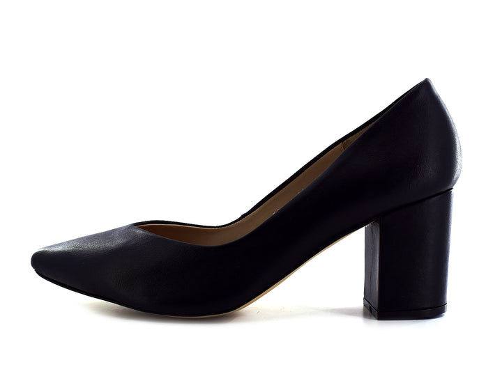 Par de zapatos de tacón grueso en piel color negro con punta redondeada y plantilla beige.