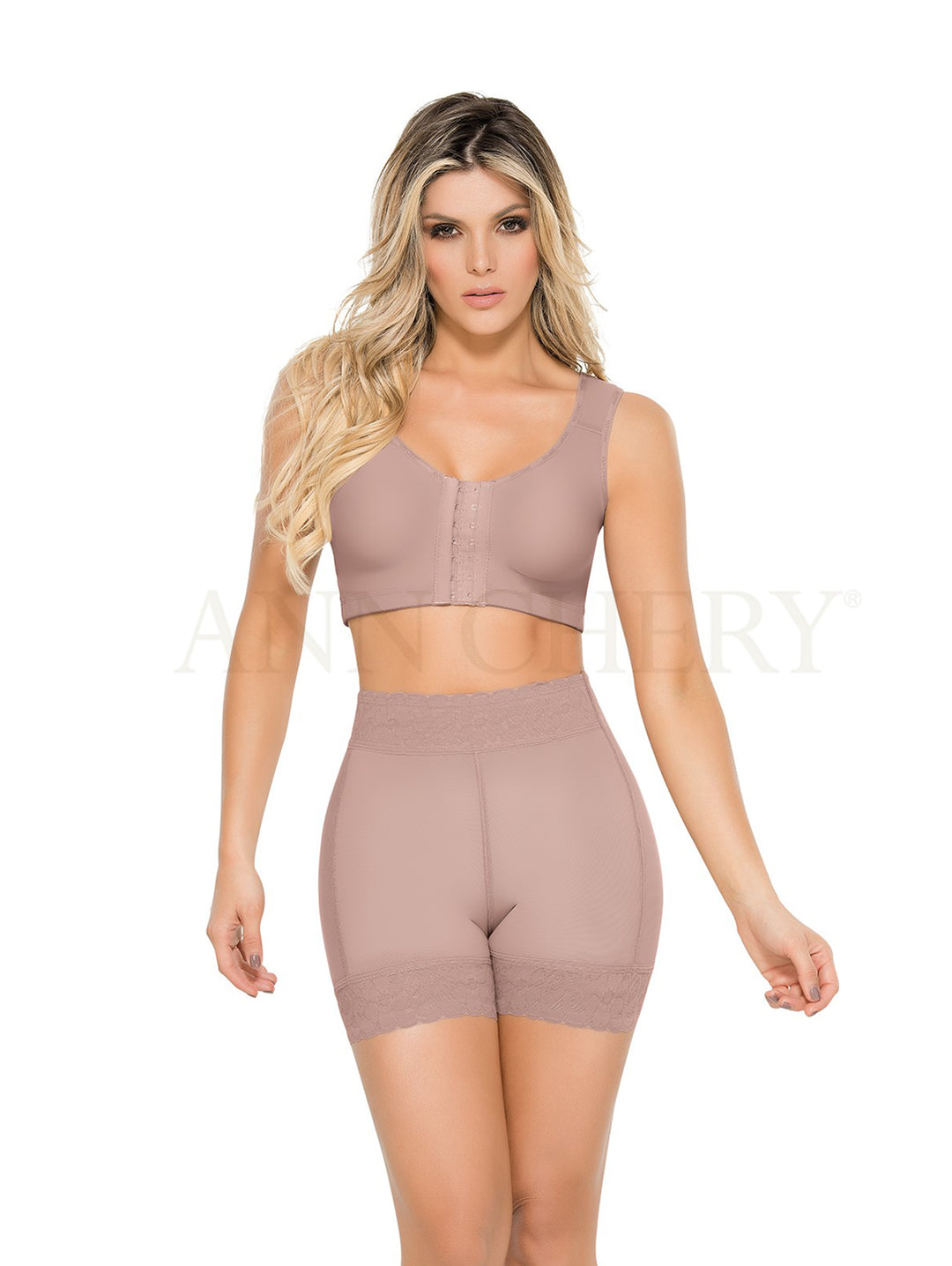 Mujer vistiendo conjunto de faja reductora y top color cocoa de la marca Ann Chery.