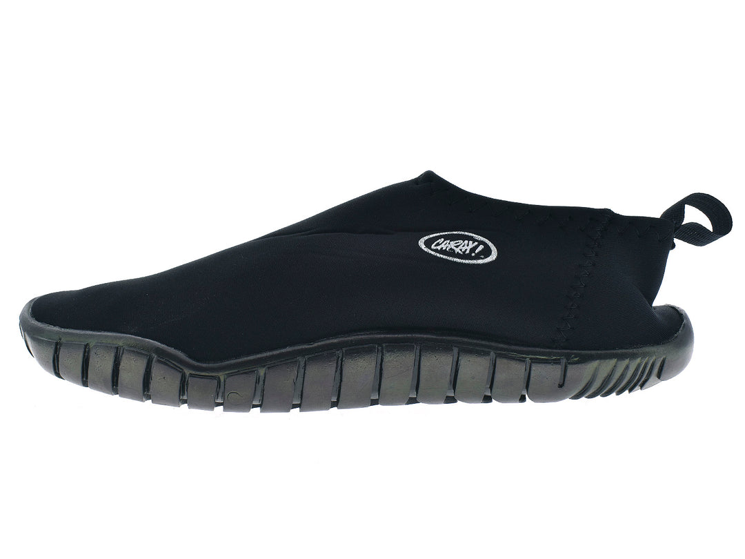 Par de zapatos acuáticos color negro marca CARAY con suela texturizada.