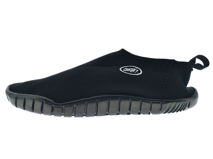 Par de zapatos acuáticos color negro marca CARAY con suela texturizada.