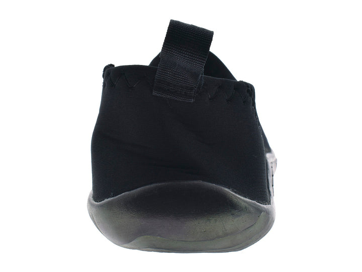Par de zapatos acuáticos color negro marca CARAY con suela texturizada.