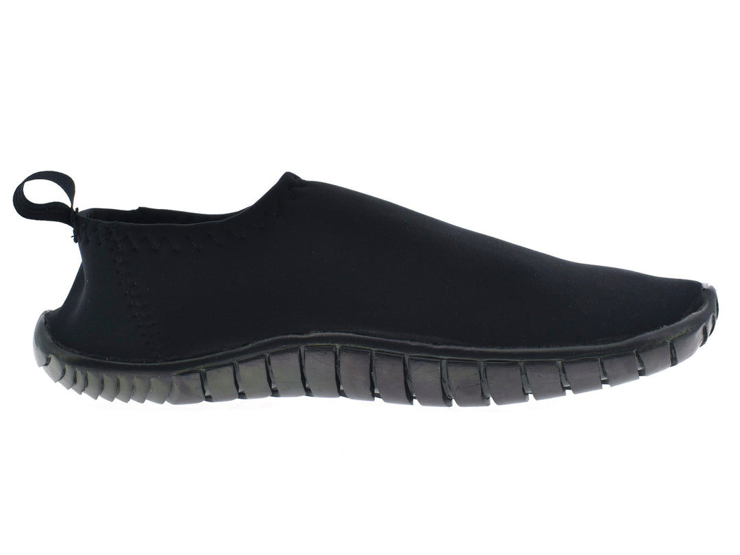 Par de zapatos acuáticos color negro marca CARAY con suela texturizada.