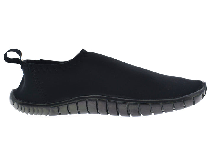 Par de zapatos acuáticos color negro marca CARAY con suela texturizada.