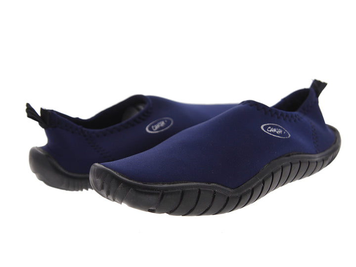 Par de zapatos acuáticos Caray color azul marino con suela negra para hombre.