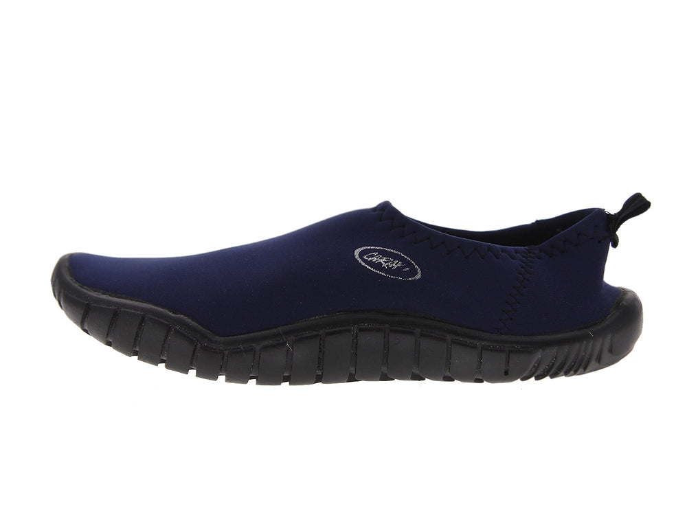 Par de zapatos acuáticos Caray color azul marino con suela negra para hombre.