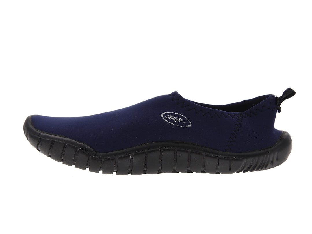 Par de zapatos acuáticos Caray color azul marino con suela negra para hombre.