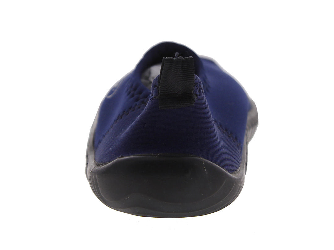 Par de zapatos acuáticos Caray color azul marino con suela negra para hombre.