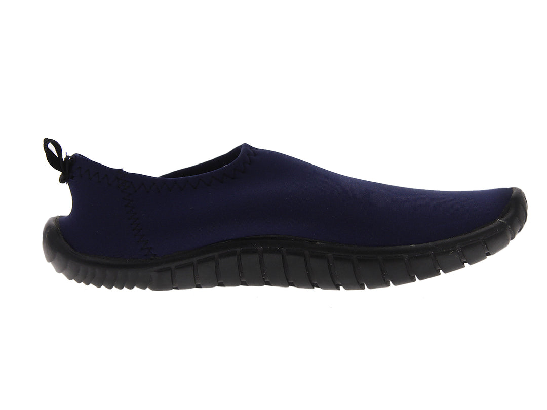 Par de zapatos acuáticos Caray color azul marino con suela negra para hombre.