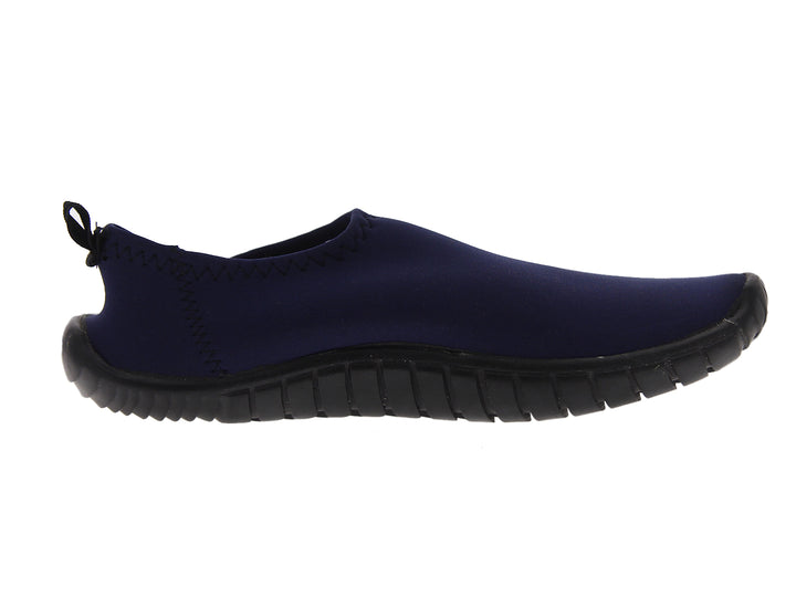 Par de zapatos acuáticos Caray color azul marino con suela negra para hombre.