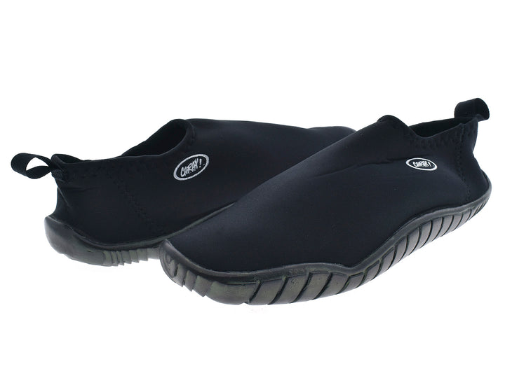 Par de zapatos acuáticos color negro marca CARAY para niño con suela texturizada.