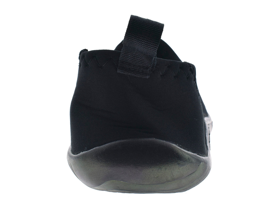 Par de zapatos acuáticos color negro marca CARAY para niño con suela texturizada.