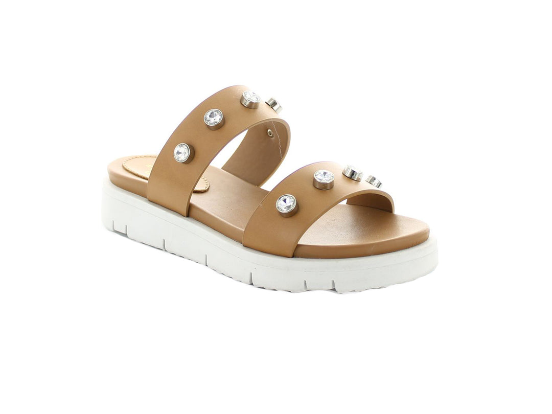 Sandalia color camel con suela blanca y detalles brillantes en las tiras.