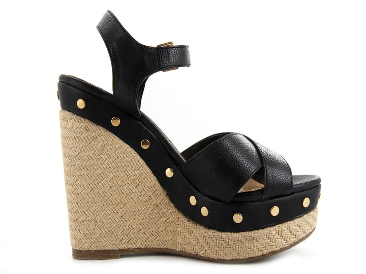 Sandalias negras de plataforma con cuña de yute y remaches dorados.