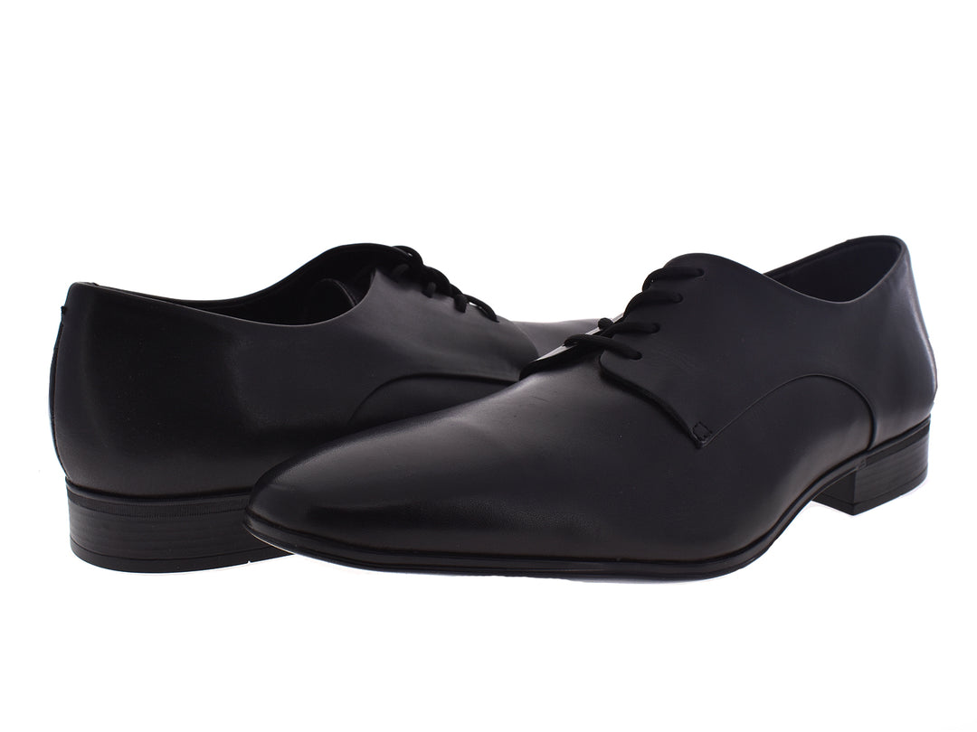 Par de zapatos formales negros de cuero con cordones para hombre sobre fondo blanco.
