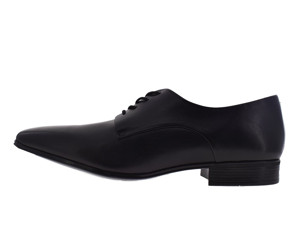 Par de zapatos formales negros de cuero con cordones para hombre sobre fondo blanco.
