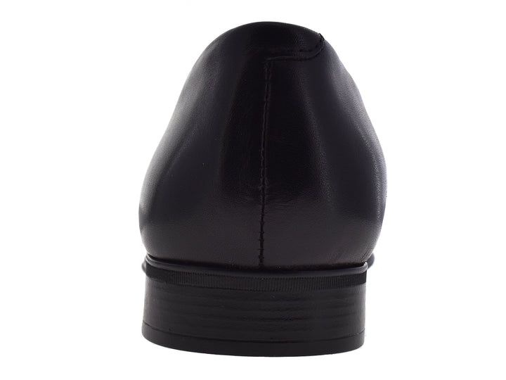 Par de zapatos formales negros de cuero con cordones para hombre sobre fondo blanco.