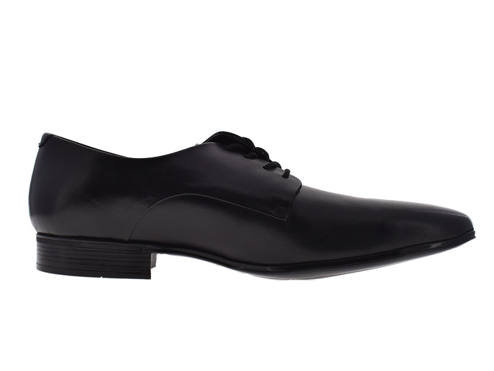 Par de zapatos formales negros de cuero con cordones para hombre sobre fondo blanco.