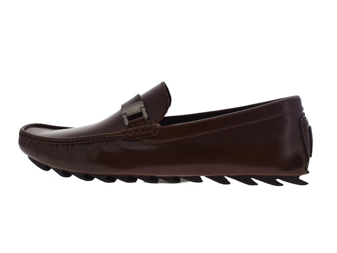 Zapatos mocasines de cuero color caoba para hombre con detalle de hebilla metálica.