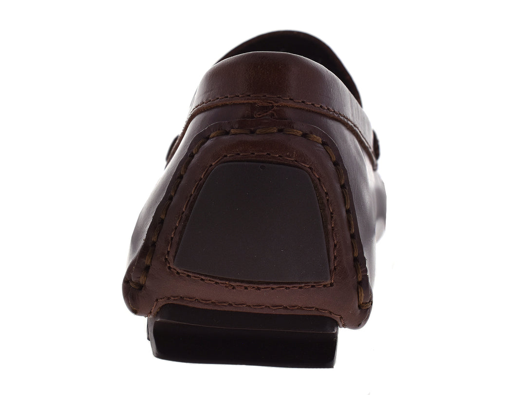 Zapatos mocasines de cuero color caoba para hombre con detalle de hebilla metálica.