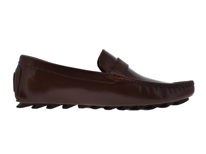 Zapatos mocasines de cuero color caoba para hombre con detalle de hebilla metálica.