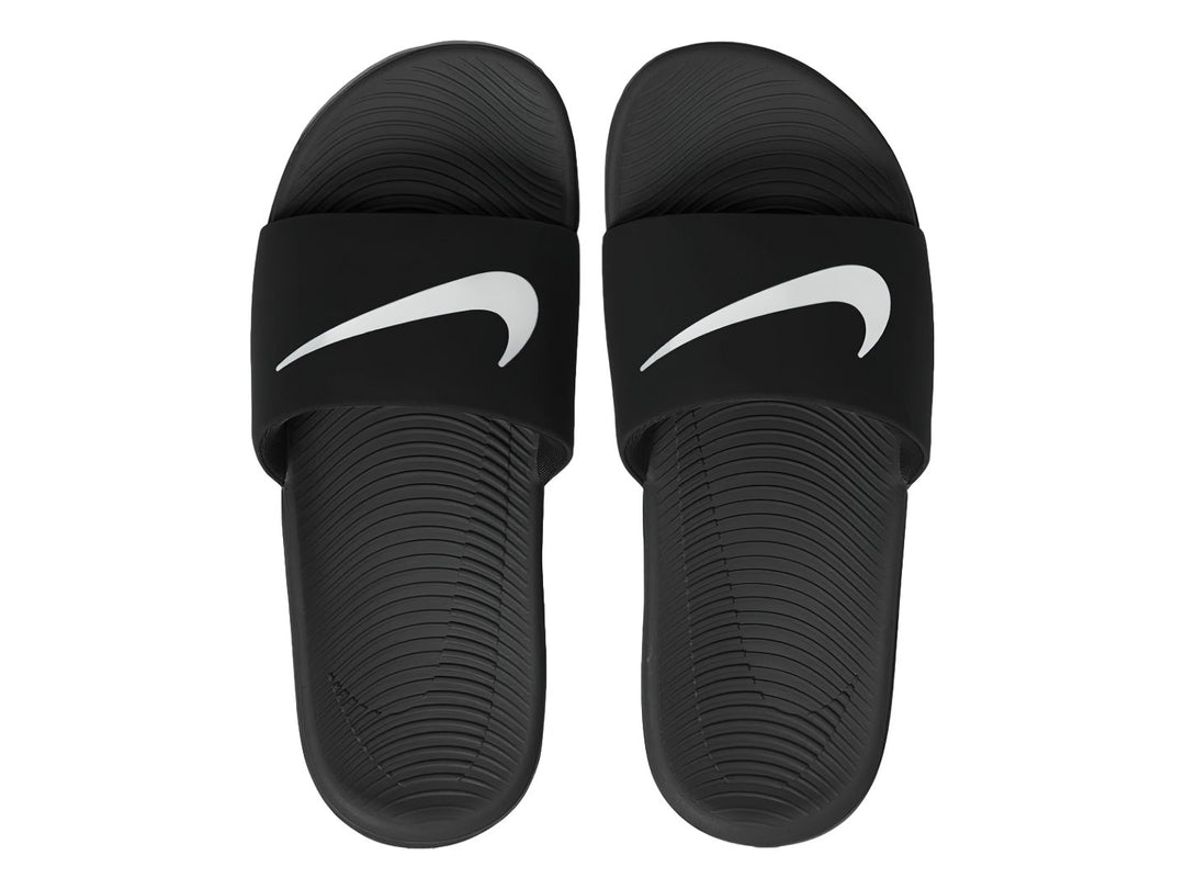 Sandalias Nike Kawa Slide en color negro con logotipo blanco en la banda superior.