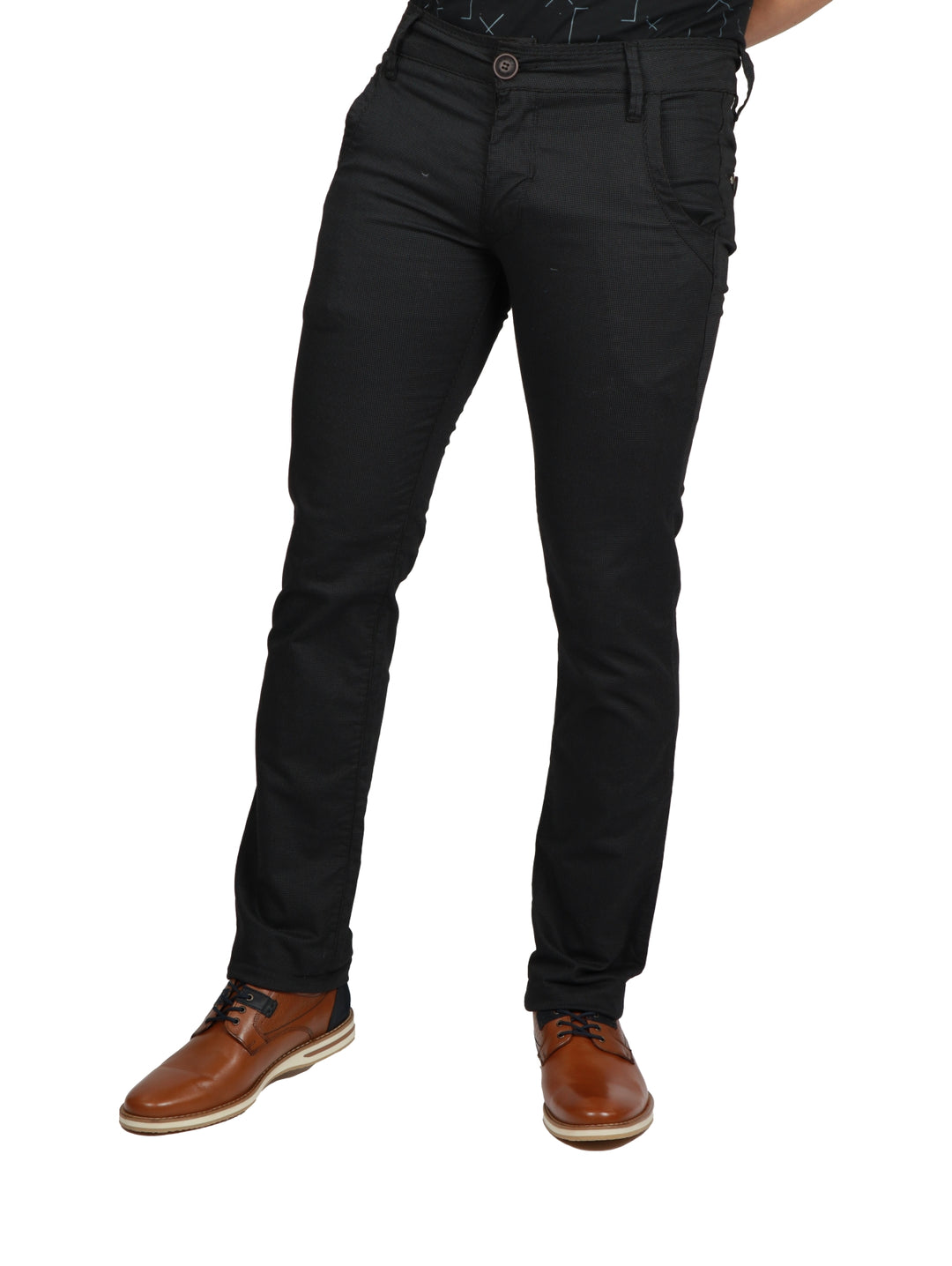 Hombre vistiendo pantalón de gabardina color negro y zapatos color marrón sobre fondo blanco.