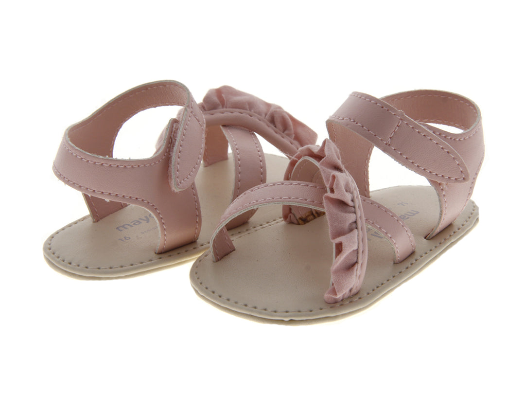 Sandalias color rosa para bebé con detalles de volantes y correas ajustables.