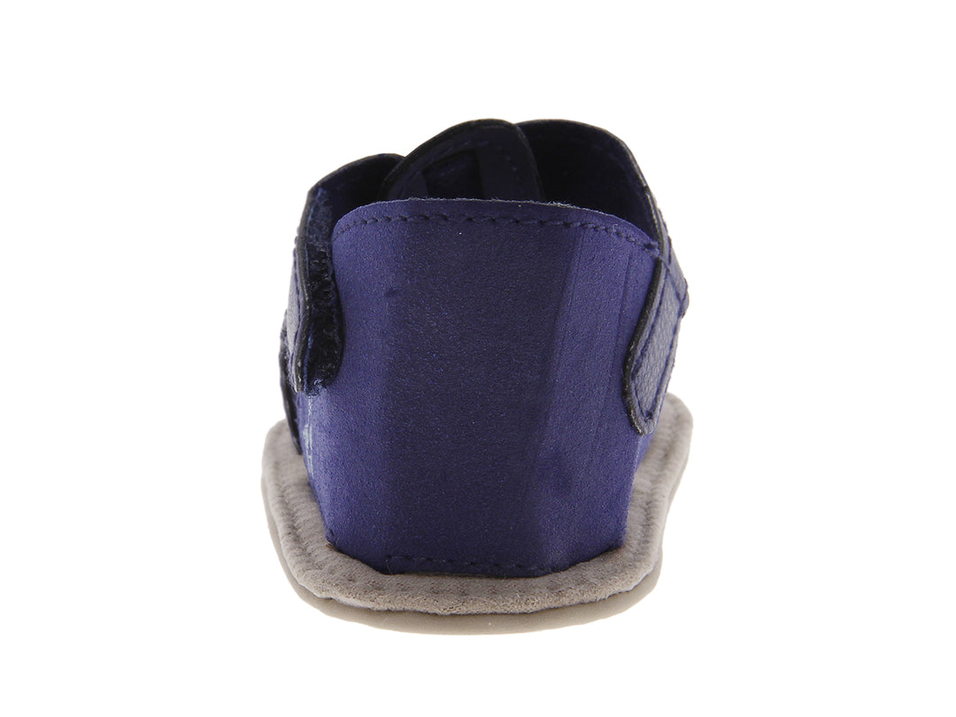 Sandalias para bebé color azul marino con suela gris y cierres ajustables.