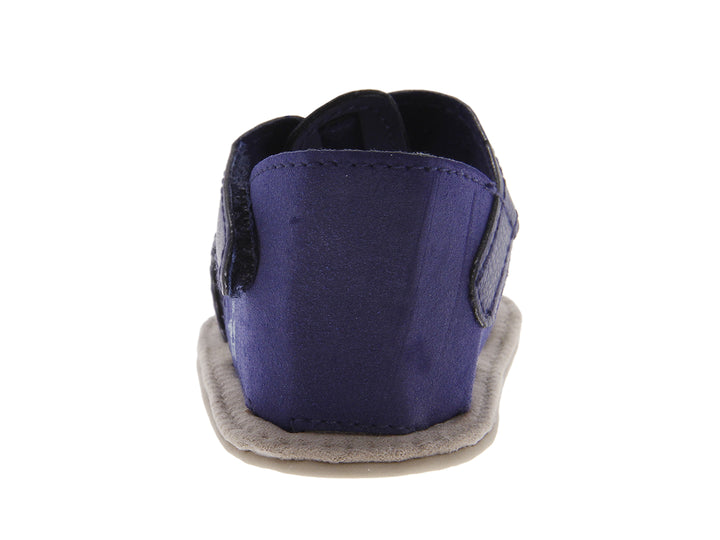 Sandalias para bebé color azul marino con suela gris y cierres ajustables.