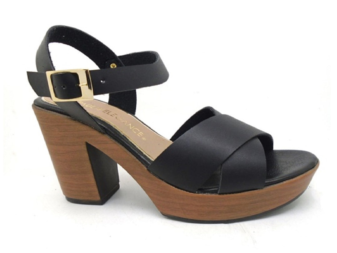 Sandalia negra de plataforma con tacón efecto madera y hebilla dorada.