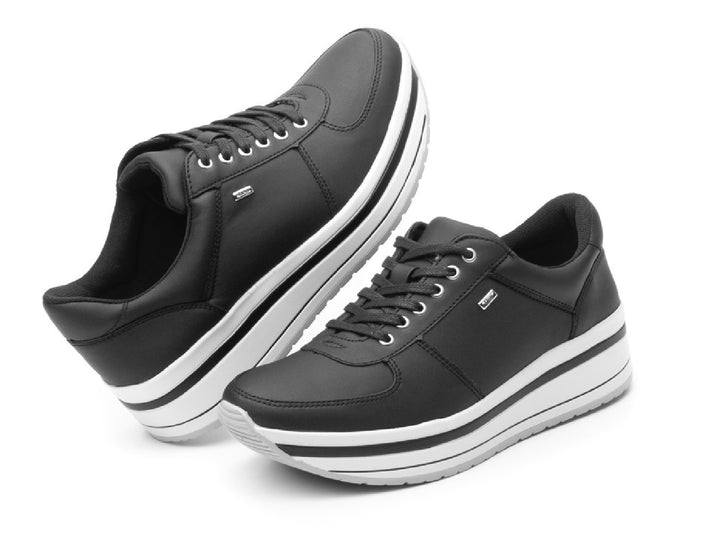 Tenis Flexi Alanis para mujer en color negro con suela blanca y cordones.