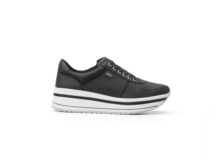 Tenis Flexi Alanis para mujer en color negro con suela blanca y cordones.