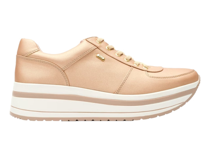 Tenis Flexi Alanis para mujer en color rosa metalizado con suela blanca de plataforma.