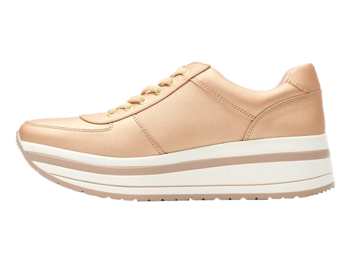 Tenis Flexi Alanis para mujer en color rosa metalizado con suela blanca de plataforma.