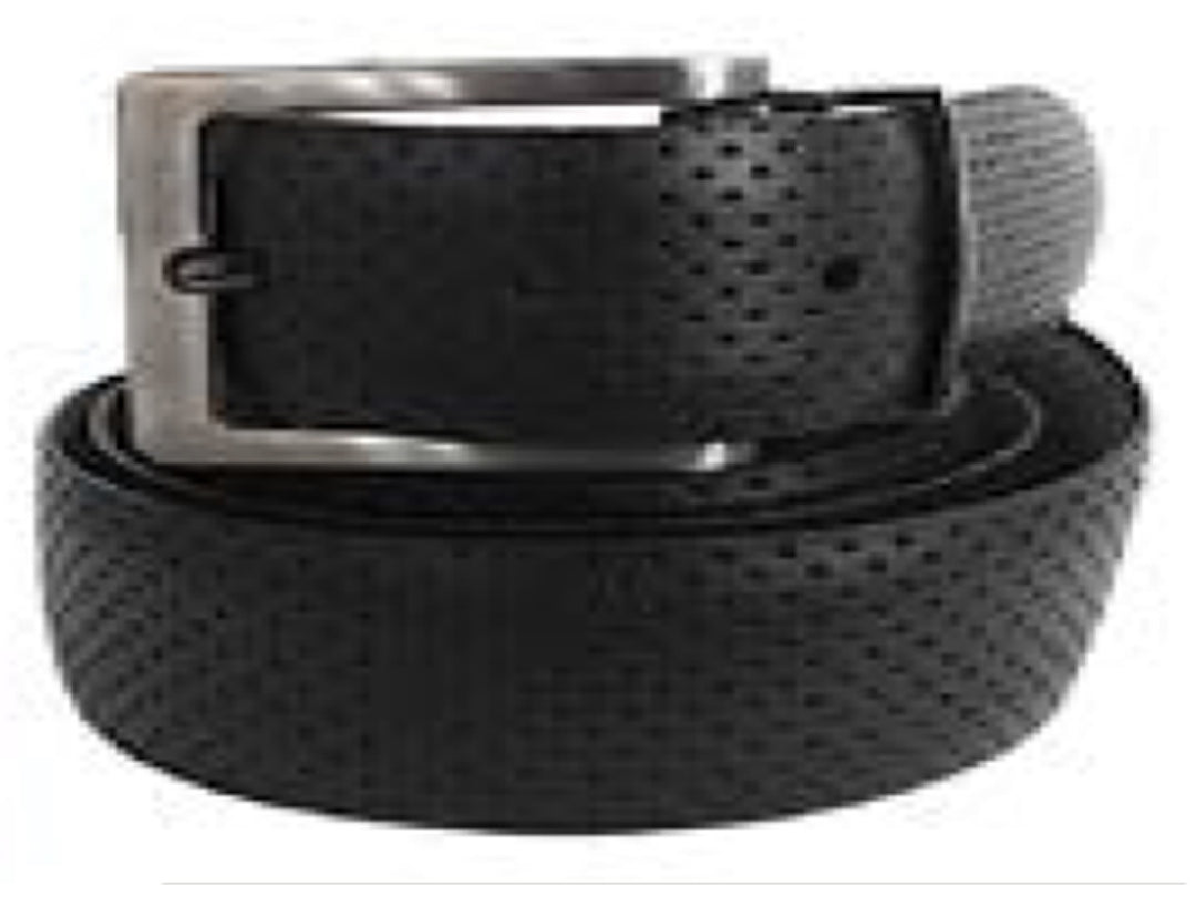 Cinto Flexi negro para hombre con diseño perforado y hebilla metálica plateada.
