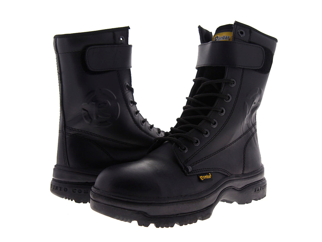 Botas negras de caña alta para hombre con cordones y correa en la parte superior.