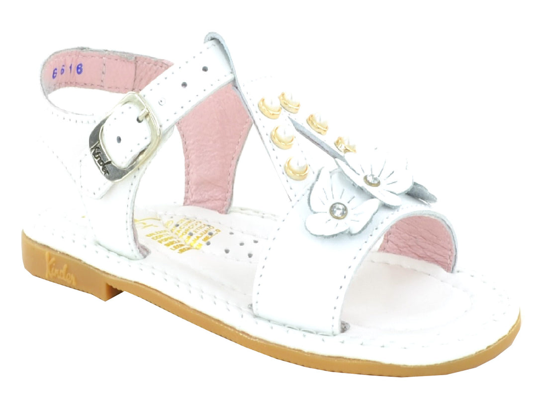 Sandalia blanca para niña con detalles de flores y hebilla metálica.