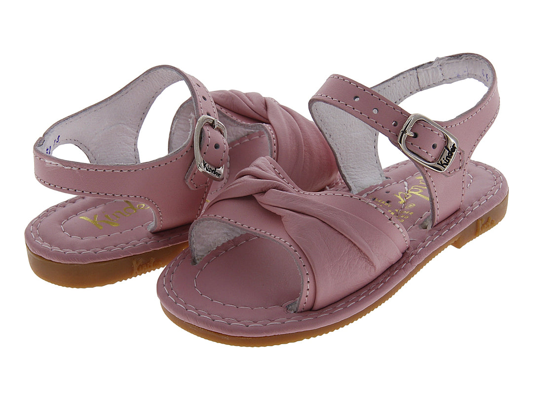 Sandalias color rosa pastel para niña con correas ajustables y hebillas plateadas.
